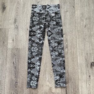 WOMENS BEST- Black Camo Seamless Leggings Size Medium